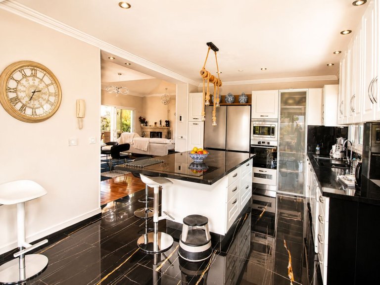 Villa for Sale in Sierrezuela, Malaga 12