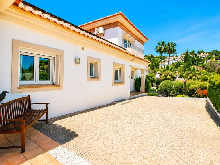 Villa for Sale in Sierrezuela, Malaga 2
