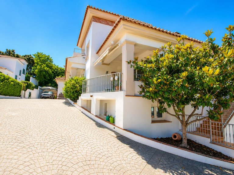 Villa for Sale in Sierrezuela, Malaga 41