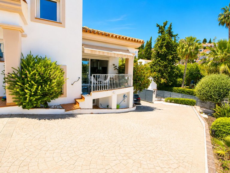 Villa for Sale in Sierrezuela, Malaga 42