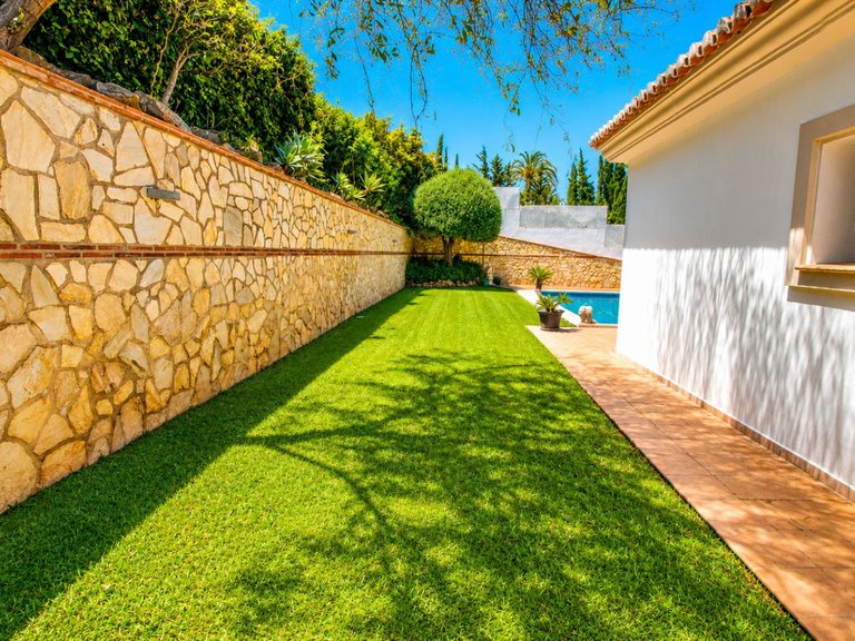 Villa for Sale in Sierrezuela, Malaga 44