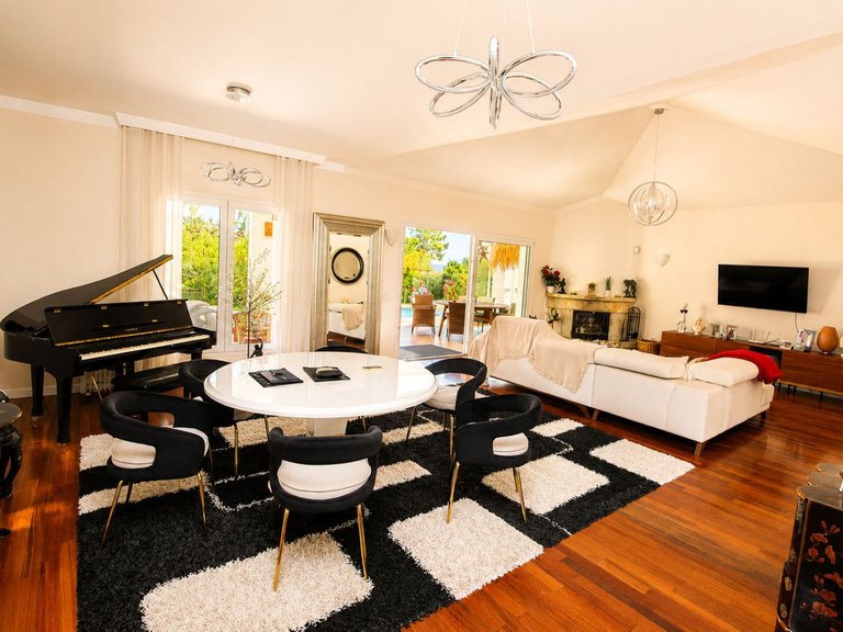 Villa for Sale in Sierrezuela, Malaga 5
