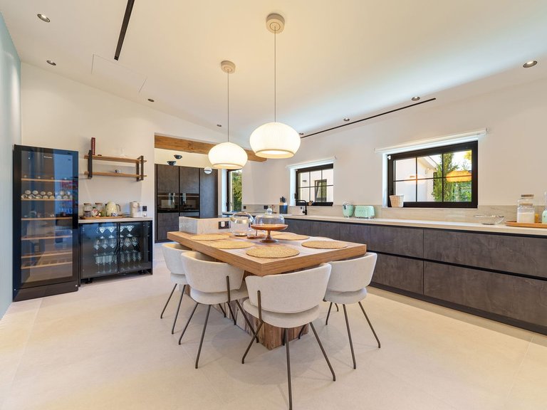 Villa for Sale in Puerto Banus, Malaga 11