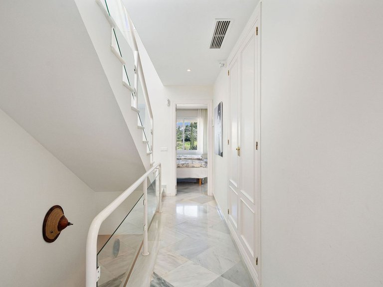 Villa for Sale in Nueva Andalucía, Malaga 18