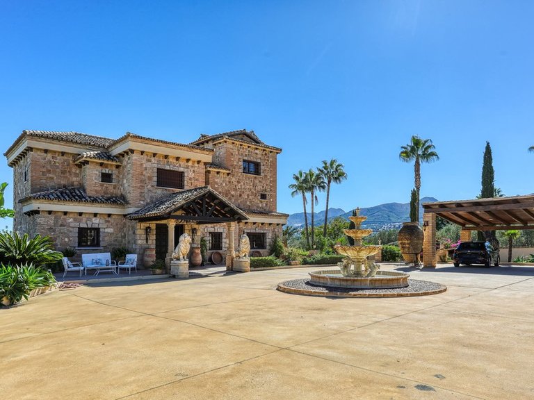 Villa for Sale in Alhaurín De La Torre, Malaga 3