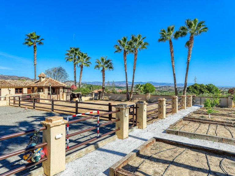 Villa for Sale in Alhaurín De La Torre, Malaga 48