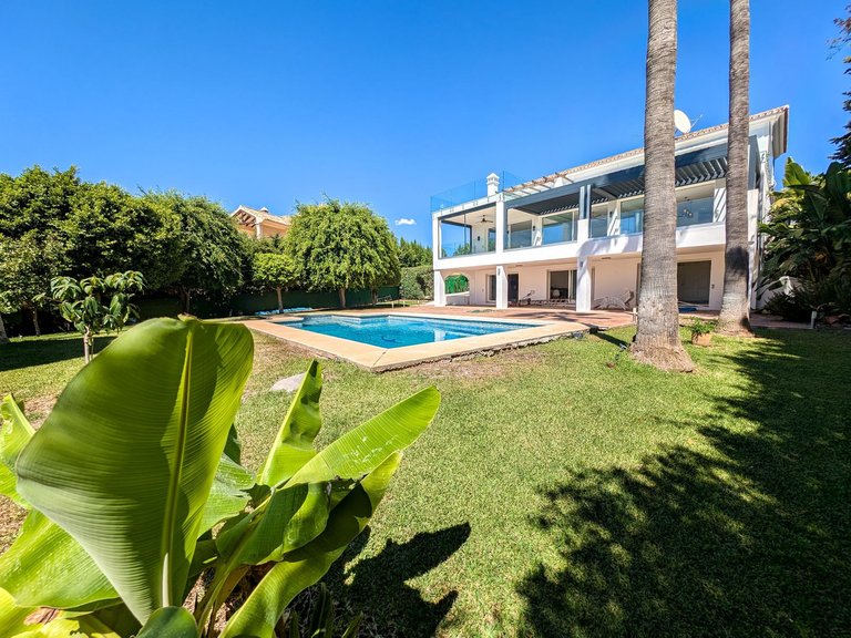 Villa for Sale in Nueva Andalucía, Malaga 1