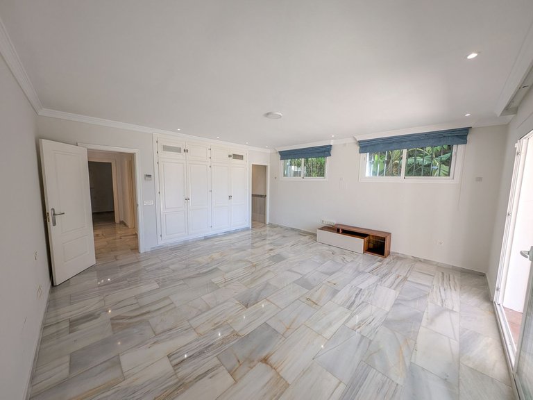 Villa for Sale in Nueva Andalucía, Malaga 11