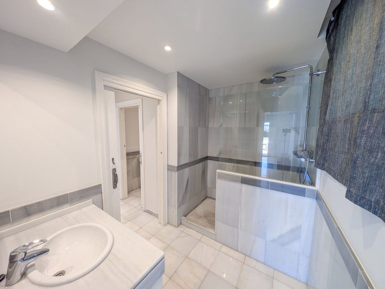Villa for Sale in Nueva Andalucía, Malaga 12