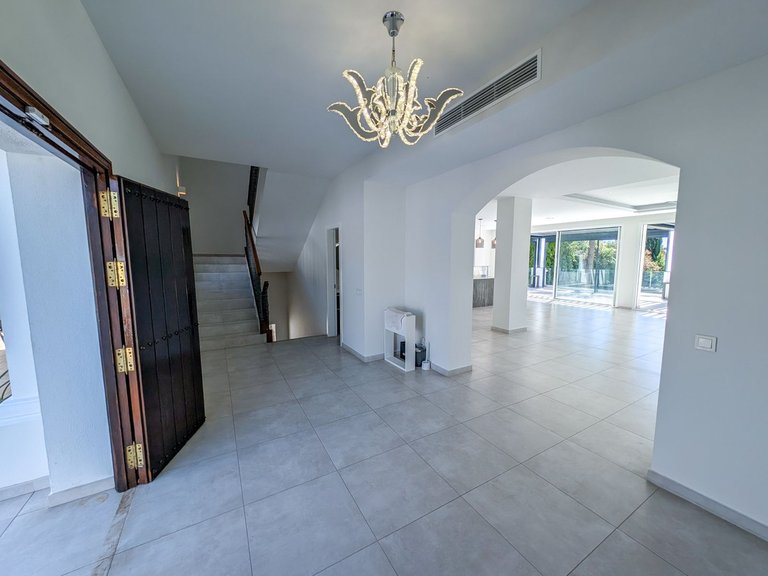 Villa for Sale in Nueva Andalucía, Malaga 18