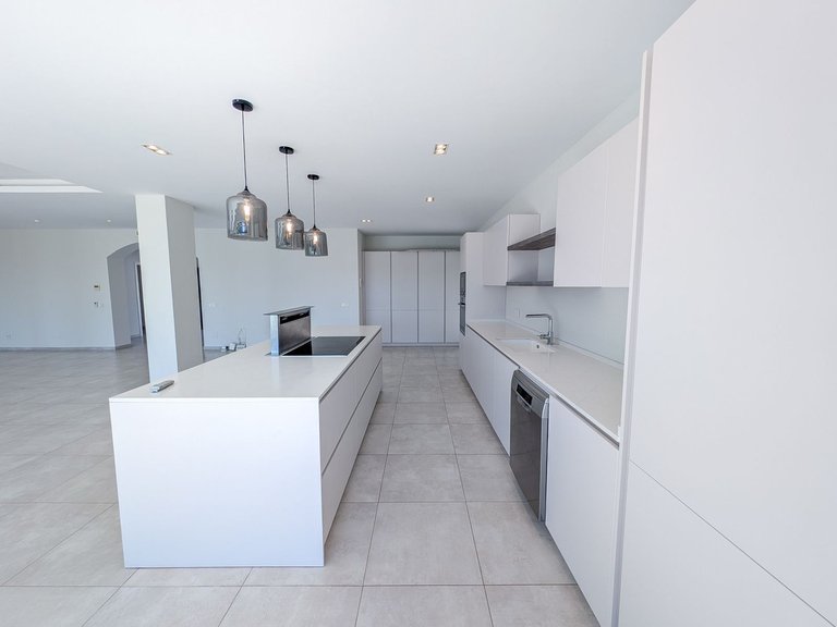 Villa for Sale in Nueva Andalucía, Malaga 28