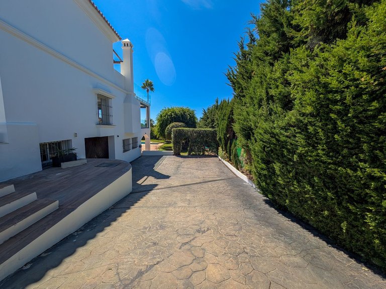 Villa for Sale in Nueva Andalucía, Malaga 55