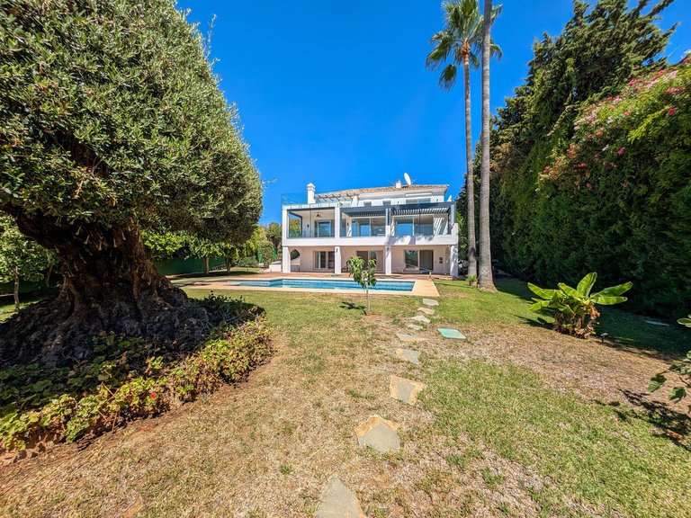 Villa for Sale in Nueva Andalucía, Malaga 58