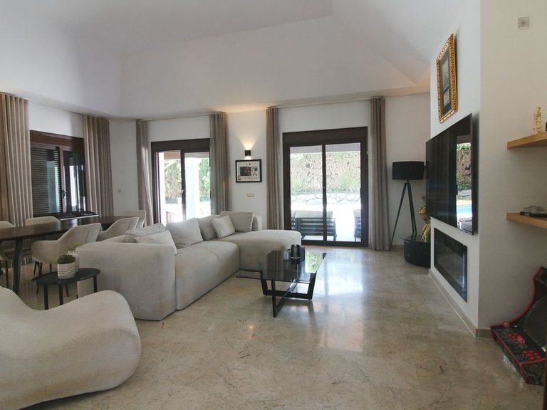 Villa for Sale in El Paraiso, Malaga 18
