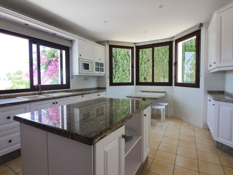 Villa for Sale in El Paraiso, Malaga 19