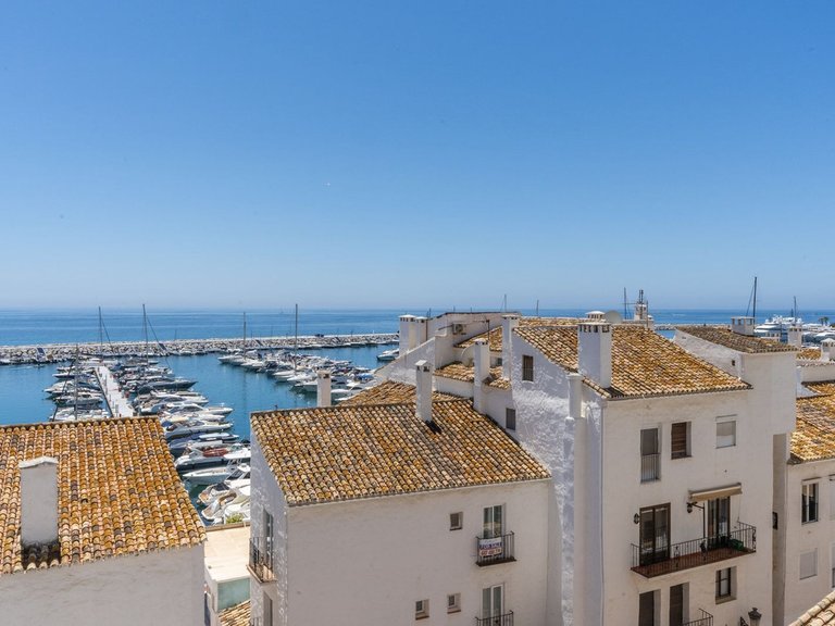 Apartment for Sale in Puerto Banús, Malaga 2