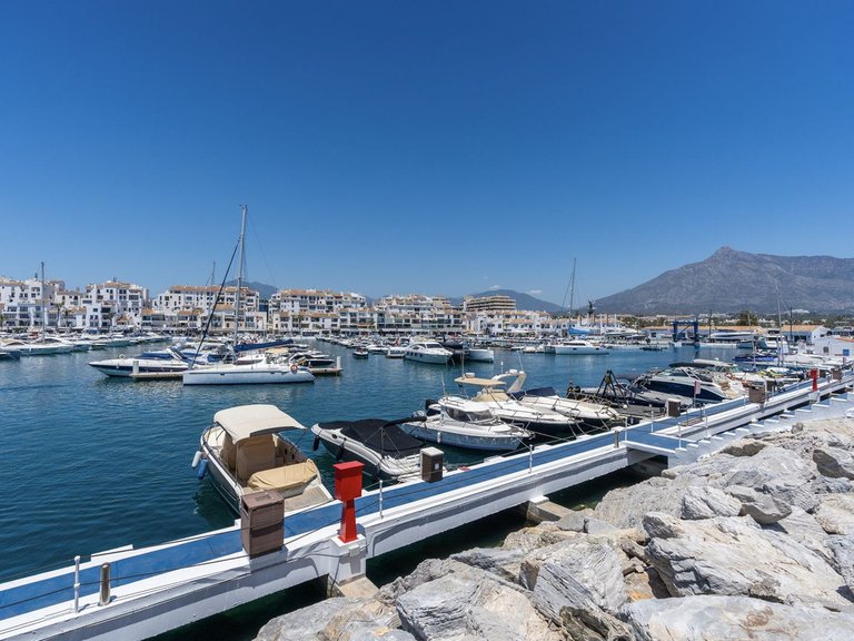 Apartment for Sale in Puerto Banús, Malaga 28