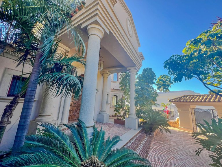 Villa for Sale in Los Flamingos, Malaga 2