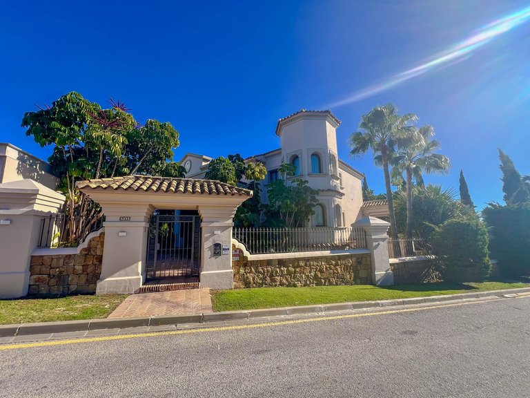 Villa for Sale in Los Flamingos, Malaga 44