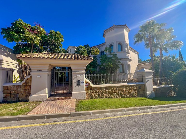Villa for Sale in Los Flamingos, Malaga 45