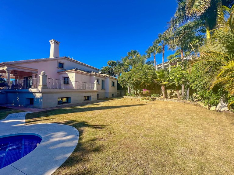 Villa for Sale in Los Flamingos, Malaga 46