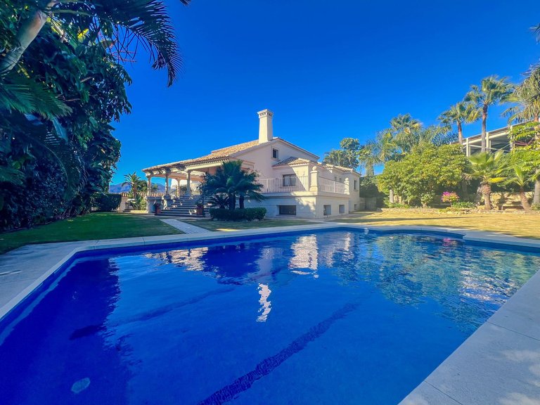 Villa for Sale in Los Flamingos, Malaga 5