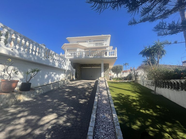 Villa for Sale in El Chaparral, Malaga 9