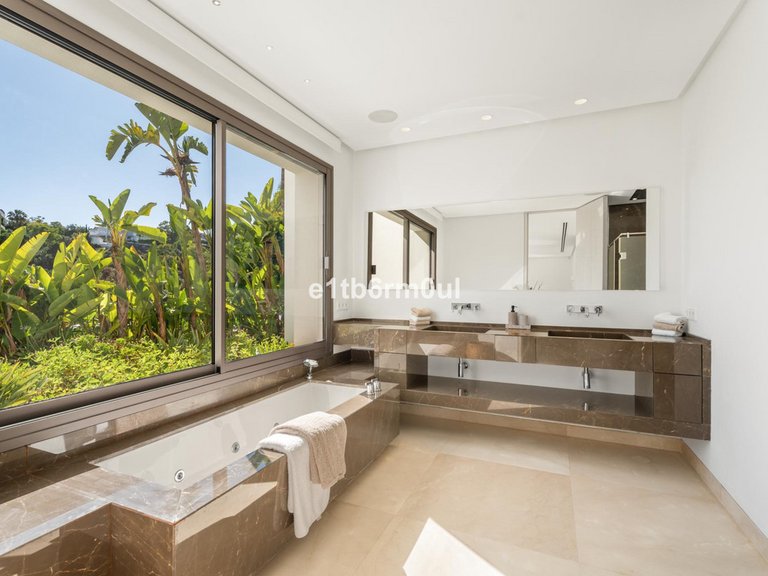 Villa for Sale in La Quinta, Malaga 10