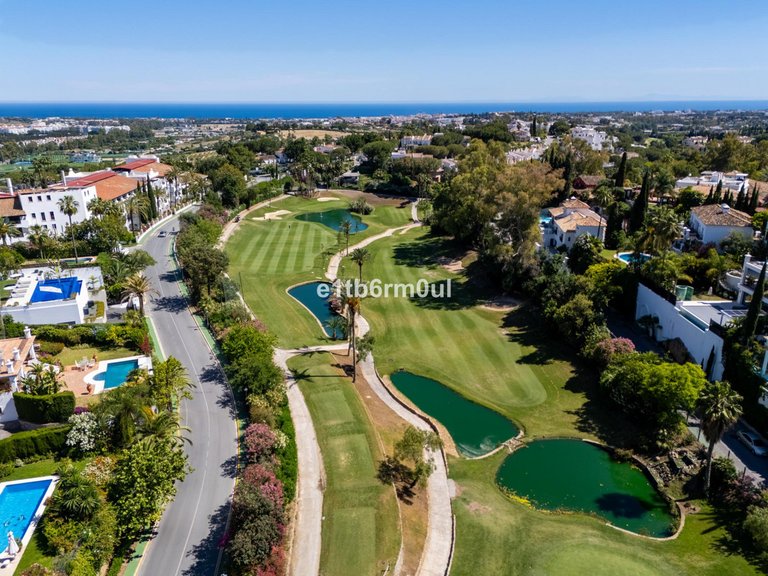 Villa for Sale in La Quinta, Malaga 12