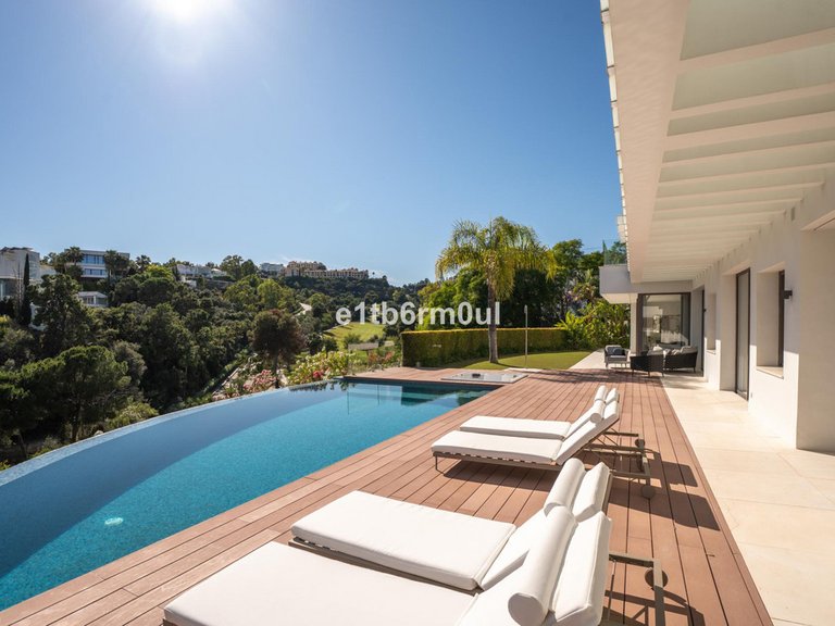 Villa for Sale in La Quinta, Malaga 13