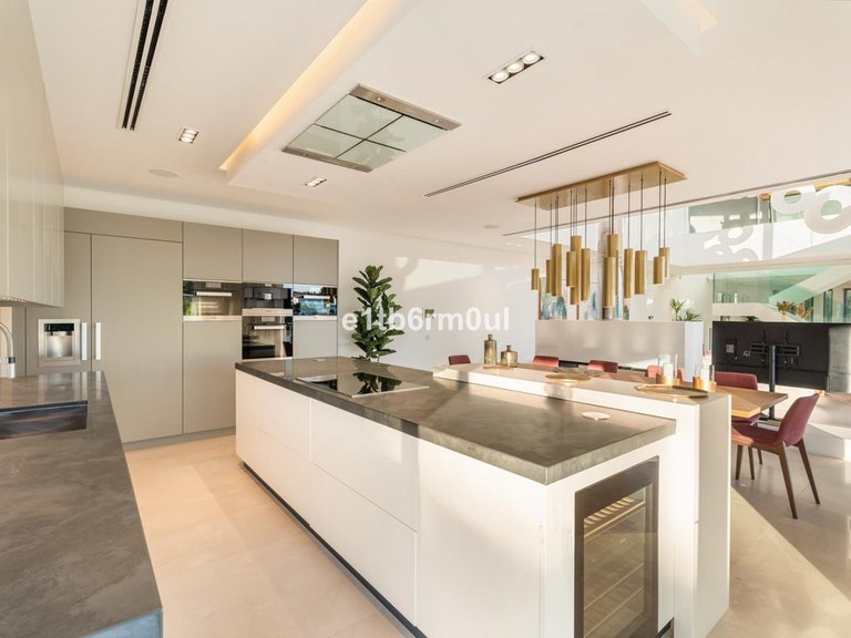Villa for Sale in La Quinta, Malaga 16