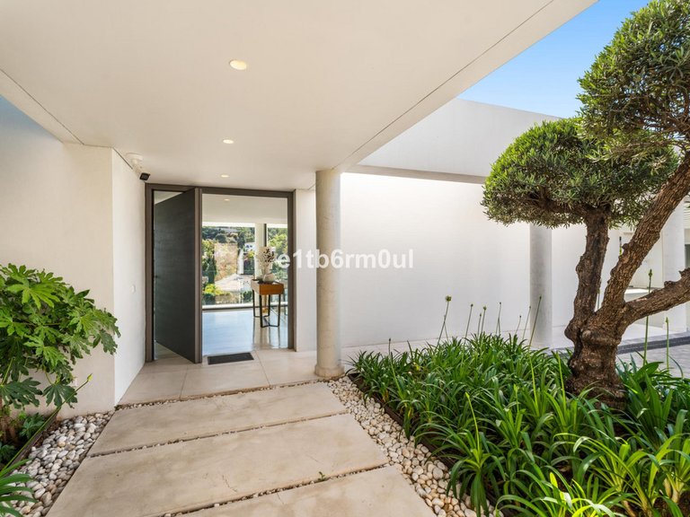 Villa for Sale in La Quinta, Malaga 25