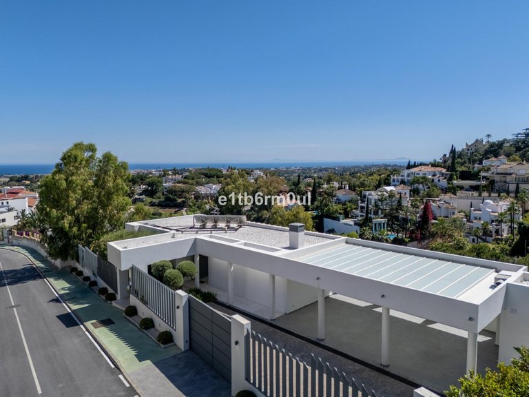 Villa for Sale in La Quinta, Malaga 26