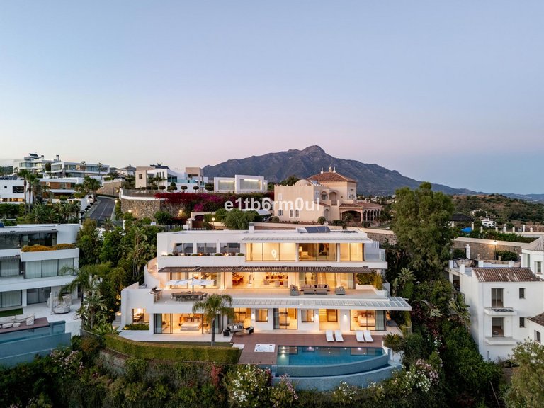 Villa for Sale in La Quinta, Malaga 28