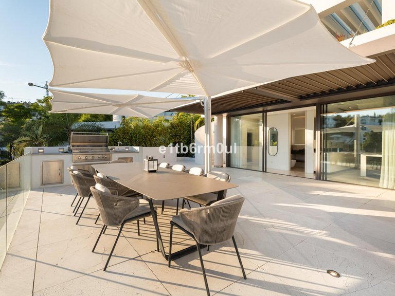 Villa for Sale in La Quinta, Malaga 32