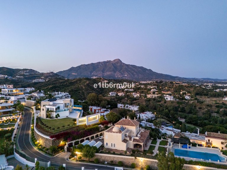 Villa for Sale in La Quinta, Malaga 38