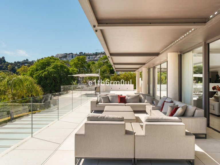 Villa for Sale in La Quinta, Malaga 4