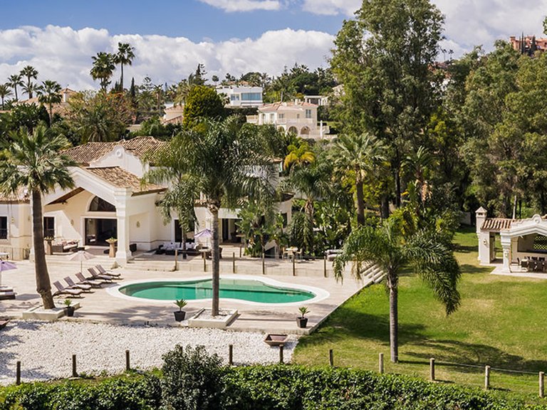 Villa for Sale in Nueva Andalucía, Malaga 1
