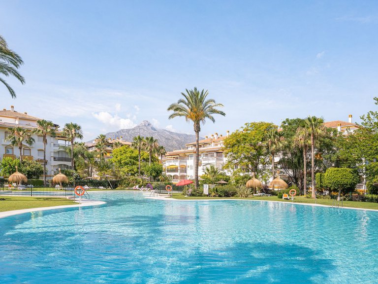 Apartment for Sale in Nueva Andalucía, Malaga 25