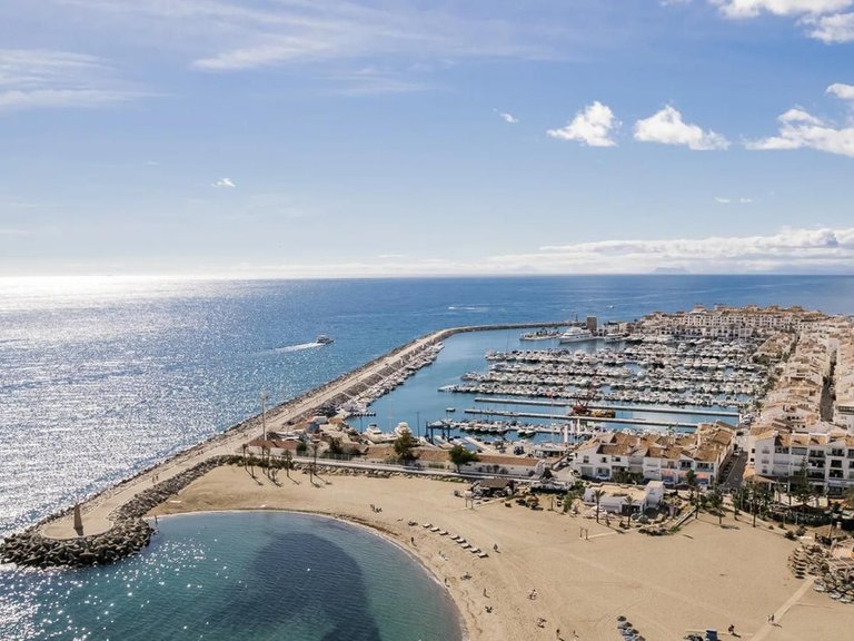 Apartment for Sale in Puerto Banús, Malaga 13
