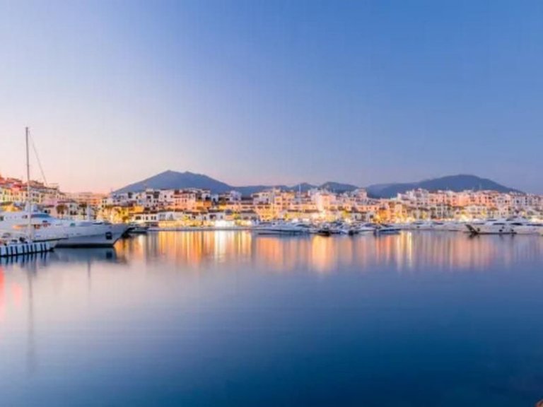 Apartment for Sale in Puerto Banús, Malaga 16