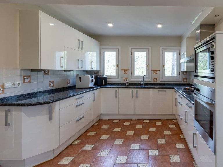 Villa for Sale in Benahavís, Malaga 12