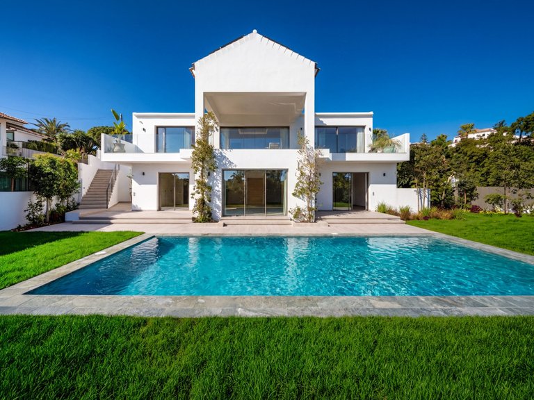 Villa for Sale in El Rosario, Malaga 1