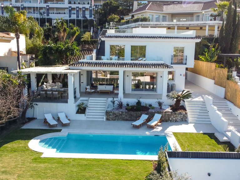 Villa for Sale in Nueva Andalucía, Malaga 1