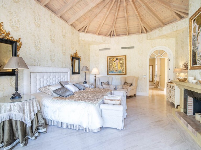 Villa for Sale in Marbella, Malaga 9