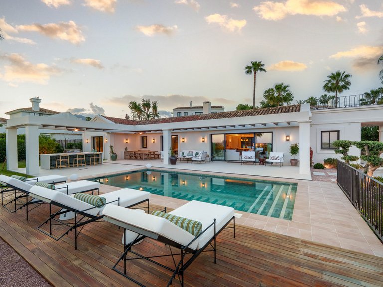Villa for Sale in Costa del Sol Nueva Andalucía, Malaga 1