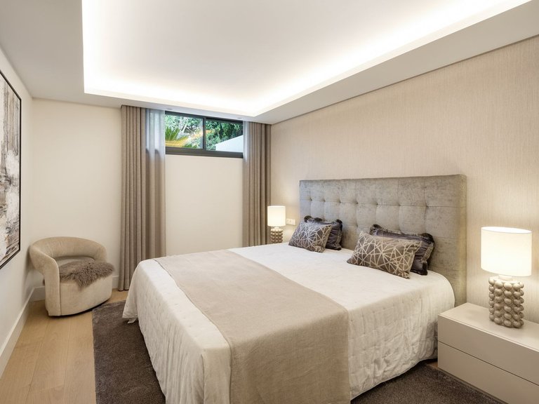 Villa for Sale in Nueva Andalucía, Malaga 28