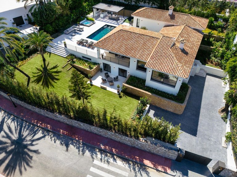 Villa for Sale in Nueva Andalucía, Malaga 42