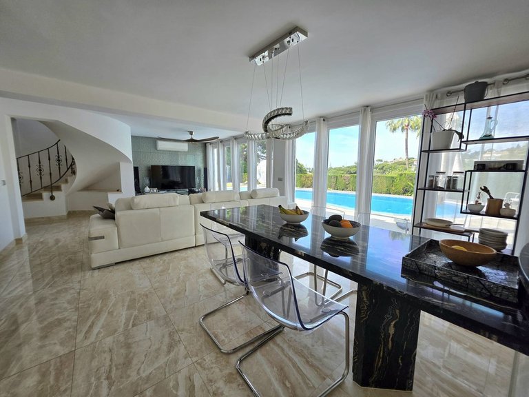 Villa for Sale in Elviria, Malaga 9