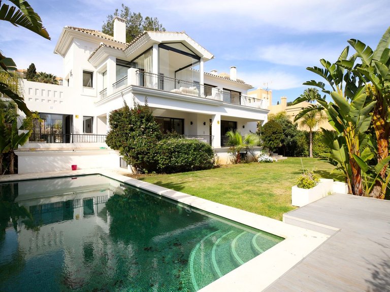 Villa for Sale in Nueva Andalucía, Malaga 1